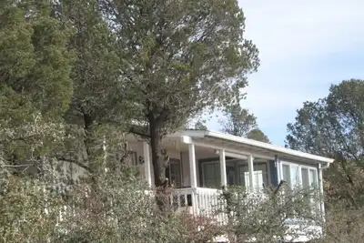 Image de Maison confortable niché dans la haute Canyon mur avec des vues spectaculaires