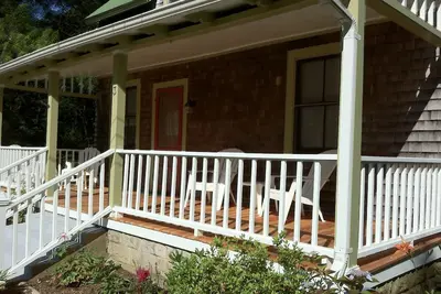 Image de Oak Bluffs Cottage - Une courte promenade à la plage!