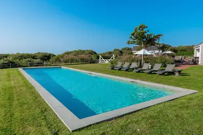 Image de Tout Avoir / Magnifique Piscine Et Tennis / Vues / Walktobeach / Prvt3acre / Beautifulhome & Garden