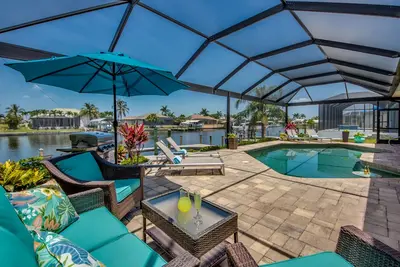 Image de Villa de vacances sur un large canal d'eau salée / quai de bateau -Occident à Sw Cape Cora