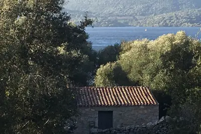 Image de Unique Absolute Lakeside Farmhouse - 20 mins from beaches. Total privacy.