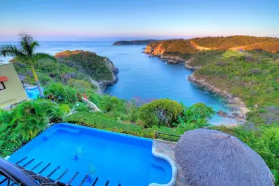 Image de Oceanfront Beach View Villa sur Violin Bay près de Santa Cruz
