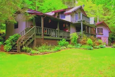 Image de Chalet de montagne avec cascade et eau vive dans la cour avant avec Wifi.