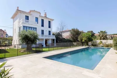 Image de Villa de charme entièrement rénovée à la Pointe Rouge - grande piscine - rare