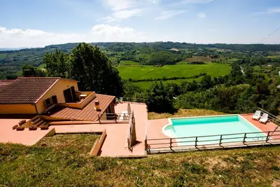 Image de Luxa villa avec différentes terrasses sur la côte de la Toscane