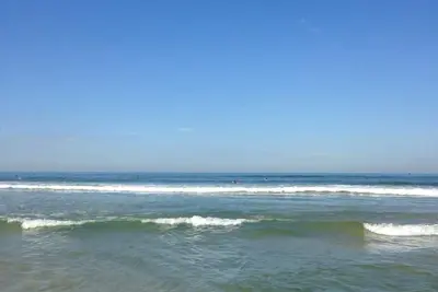 Image de Beau et spacieux appartement de 3 chambres à 50 mètres de la plage! !
