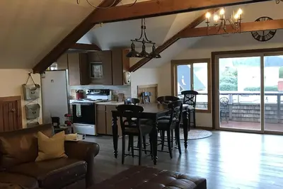 Image de Le Village bungalo est un spacieux deuxième étage avec une chambre.