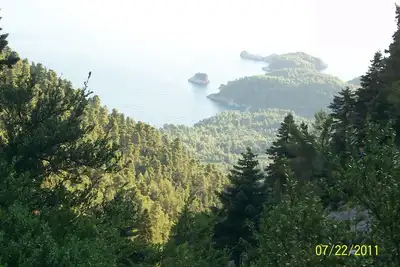 belle maison à l'intérieur de forrest avec vue sur la mer. paradis