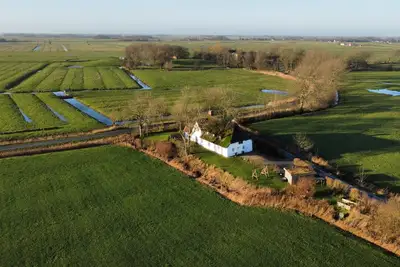 Image de Maison de rêve sous chaume avec cheminée, sauna, salle de bien-être et beaucoup d'espace