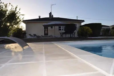 Image de Maison aux belles prestations avec jardin et piscine chauffée privatifs.