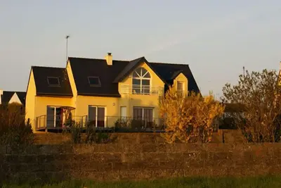 Image de Appartement spacieux dans maison avec jardin. Face à la mer. Lits Faits A L'Arrivee.