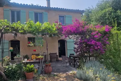 Image de Un petit coin tranquille près de la mer entre Cannes et Antibes.