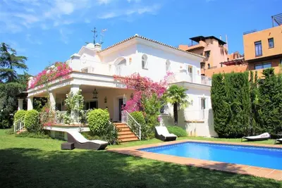Image de Villa familiale de luxe avec de grands jardins, Proche plage, centre ville, bars et restaurants