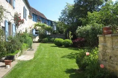 Image de Maison de Charme dans Presbytère  18è, jardins de curé, Piscine et home-pool.