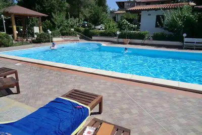 Image de Maisonemeraude, piscine d'eau salée, les pins et la mer Méditerranée bleu propre