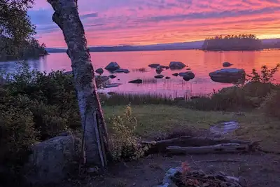 Image de Grande Moose Lake Cottage dans un calme Cove, progressive Sandy Beach, pĂŞche, couchers de soleil