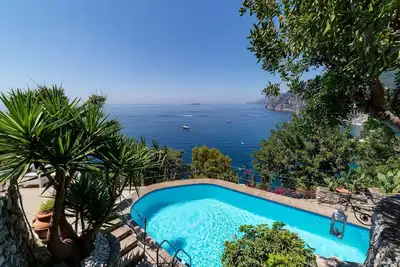 Image de Location de vacances sur la côte amalfitaine, les locations côtières italiennes avec piscine, Positano villas à distance de marche