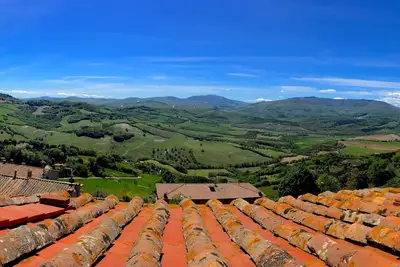 Image de Elegant, large duplex with renaissance details in charming village