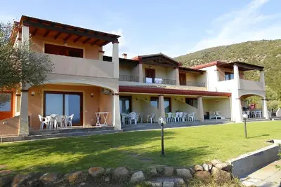 Image de villa avec vue sur la mer avec jardin en milieu naturel