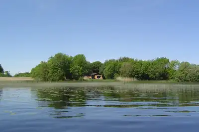 Image de Maison de vacances romantique avec bateau située entre lac et marais