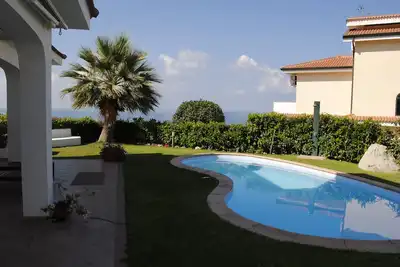 Villa avec terrasse piscine privée avec vue sur la mer, le village et la plage à proximité