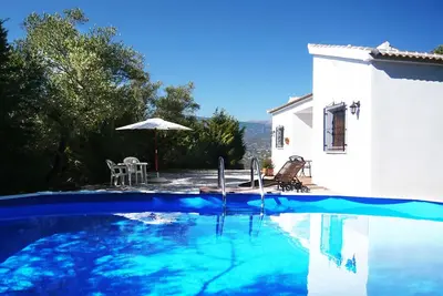 Image de Petite maison dans la réserve naturelle avec piscine