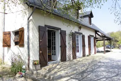 Image de Maison de caractère avec vue panoramique sur les montagnes dans un calme serein
