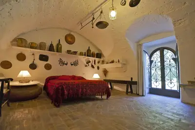 Image de \"Sleep In History\": suite familiale au rez-de-chaussée avec mobilier historique, Menhir