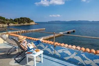 Image de Maison de pêcheur climatisée pieds dans l'eau Hyères terrasse vue Porquerolles