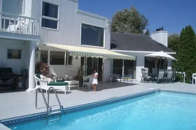 Image de Belle maison 4br acceptant les chiens sur 1. 6 acres. Vue front de mer et quai privé.