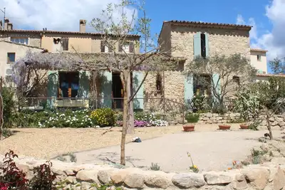 Maison typique en pierres avec jardin dans un hameau calme au milieu des vignes