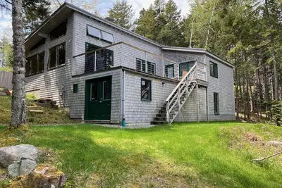 Image de Cottage Shorefront sur Bass Harbor avec vue sur la montagne