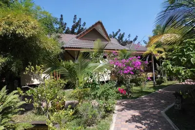 Image de Individu vivant dans «mini-station» avec piscine, près de Koh Samet