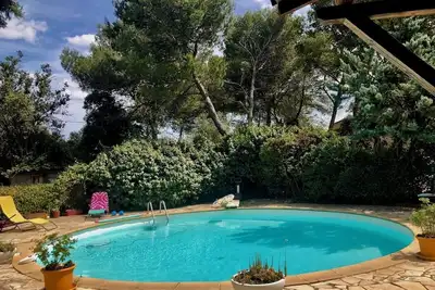 Villa d'artiste lumineuse, piscine privée au sel, grands arbres, terrain clos