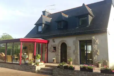 Image de maison néo bretonne Pedernec en France région Bretagne