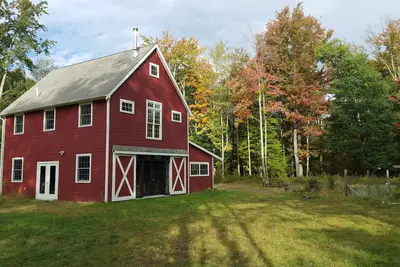 Image de Grange de Berkshire sur 23 acres boisés 1br / 1. 5 salles de bain pour 7