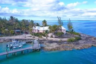 Image de Votre propriété face à l'océan vous attend, y compris les 3 suites Master et la plage privée