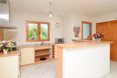 Image de Grande maison lumineuse, jardin clos à 3 km des plages De Plouhinec, Wifi