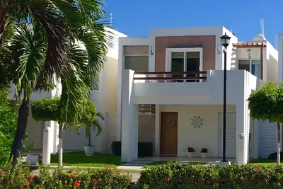 Image de Villa sur la plage. Le 19 novembre ou le 20 avril disponibles pour réservation. En face de l'océan.