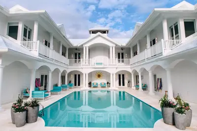 Image de Sea Oats Luxury Estate • 30 personnes • Appeler maintenant • Nous voir dans le magazine Travel + Leisure