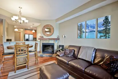 Image de Luxueux condo de 2 chambres dans un endroit superbe - votre oasis de montagne!