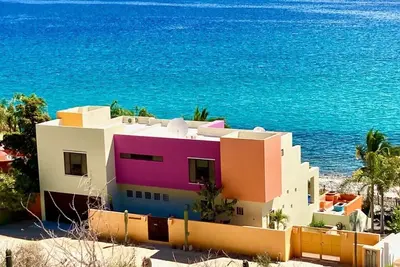 Image de Mexicaine contemporaine maison sur la plage avec piscine à débordement