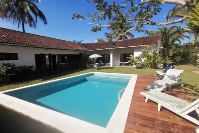 Image de Accueil sol avec grand jardin et piscine - 4 Chambres