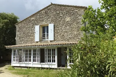 Image de Appartement tout confort dans vieille batisse. Grande piscine, parc spacieux