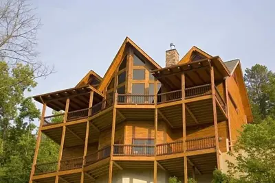 Image de 5 suites de luxe avec bains privés ~ vue sur la montagne et la rivière ~ accès à la rivière ~ réunion de famille