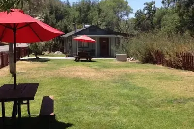 Image de Le Kaweah River Cabin peut accueillir jusqu'à 8 personnes, situé à 3 minutes de l'entrée