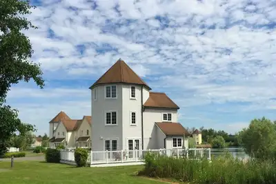 Image de Lodge au bord du lac adapté aux familles et aux bébés avec bain à remous dans une communauté fermée.