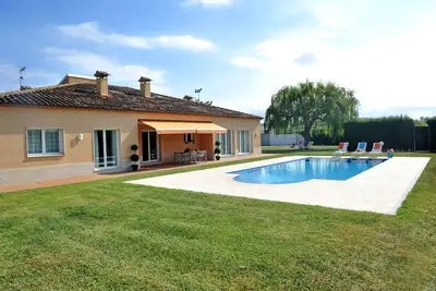 Image de À 5 minutes à pied de la plage! Détendez-vous avec style dans cette jolie villa.