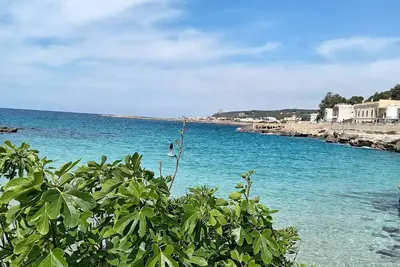 Image de villa avec vue mer dans un quartier calme.