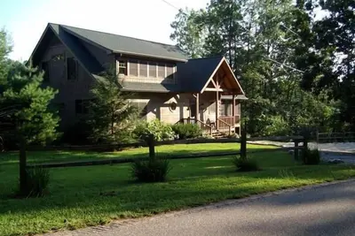 Image de Lakefront Log Home sur Spectacular Mountain Lake